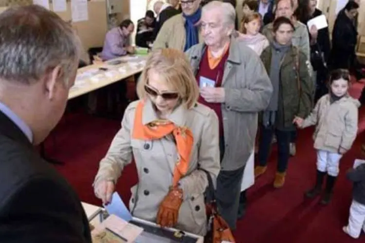 Eleitores fazem fila em um centro de votação de Paris (Eric Feferberg/ AFP)