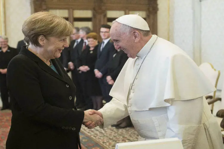 
	Papa Francisco e a chanceler alem&atilde; no Vaticano: Comprometimento com solu&ccedil;&atilde;o pac&iacute;fica para conflito na Ucr&acirc;nia
 (REUTERS/Osservatore Romano)