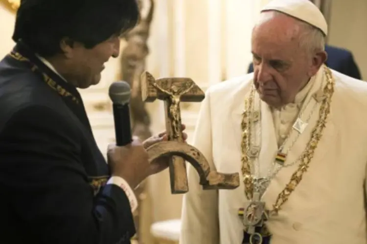 Evo Morales entrega o presente polêmico ao Papa Francisco (AFP)