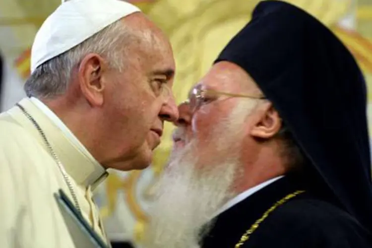 
	Papa Francisco &eacute; recebido pelo l&iacute;der da igreja ortodoxa grega em Istambul
 (Filippo Monteforte/AFP)