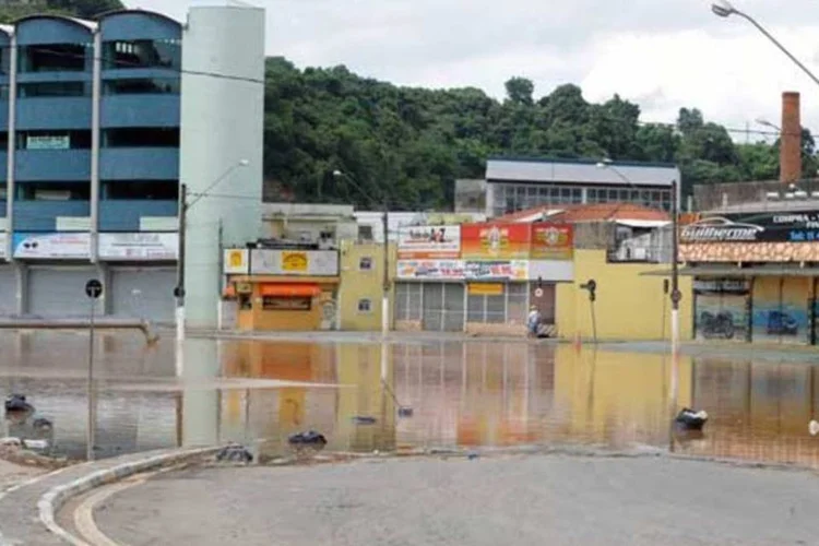 Enchente em Franco da Rocha, em São Paulo, deixou os moradores ilhados (Wilson Dias/AGÊNCIA BRASIL)