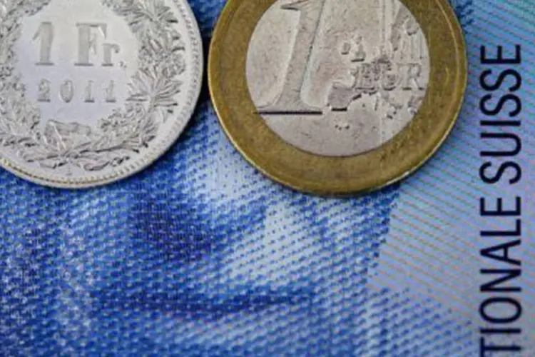 Franco suíco e euro (Fabrice Coffrini/AFP)