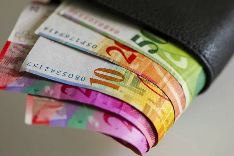 Franco suíço: os cidadãos muitas vezes apreciam a privacidade não rastreável conferida por notas e moedas (graffoto8/Thinkstock)