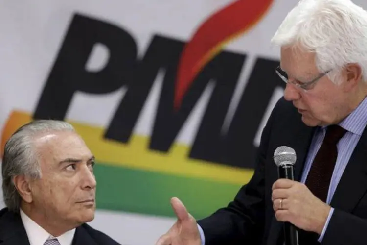 
	Vice-presidente Michel Temer (E) ouve o ex-ministro Moreira Franco durante evento do PMDB
 (Ueslei Marcelino/Reuters)