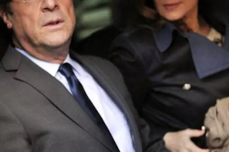 
	Hollande e Valerie Trierweiller: ap&oacute;s discurso sobre economia e pol&iacute;tica, presidente franc&ecirc;s foi pressionado a dizer se Trierweiler vai continuar sendo primeira-dama
 (AFP)