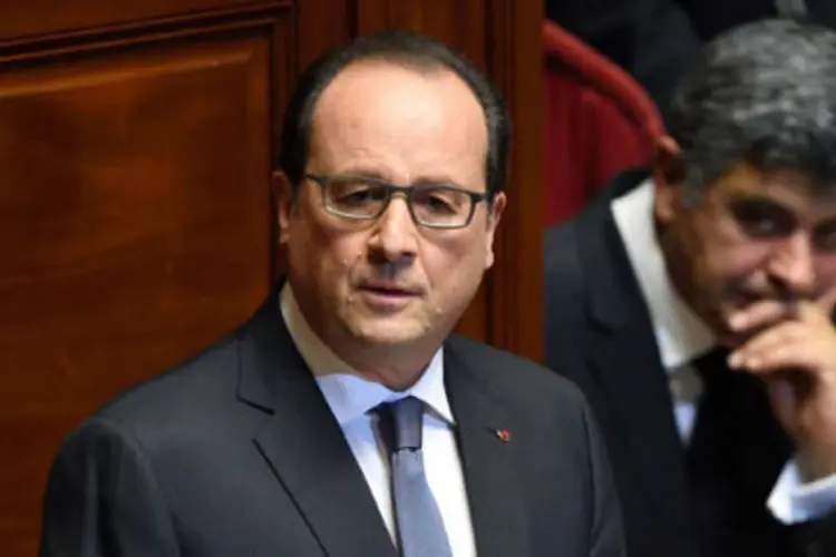 
	Fran&ccedil;ois Hollande em discurso no Parlamento de Versalhes: &quot;&Eacute; por isso que &eacute; vital que a Europa receba com dignidade aqueles que beneficiam do direito de asilo&quot;
 (Eric Feferberg/ AFP)