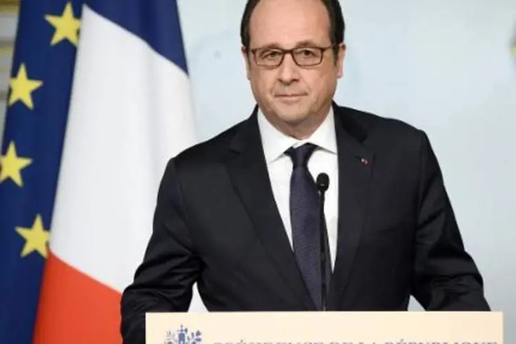 François Hollande discursa no Palácio do Eliseu, em Paris: "Temos a obrigação de proteger a população que pode estar ameaçada" (Stephane de Sakutin/AFP)