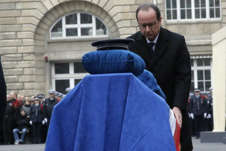 O presidente da França, François Hollande, presta homenagens a policiais mortos durante ataques terroristas (Francois Mori/Pool/Reuters)
