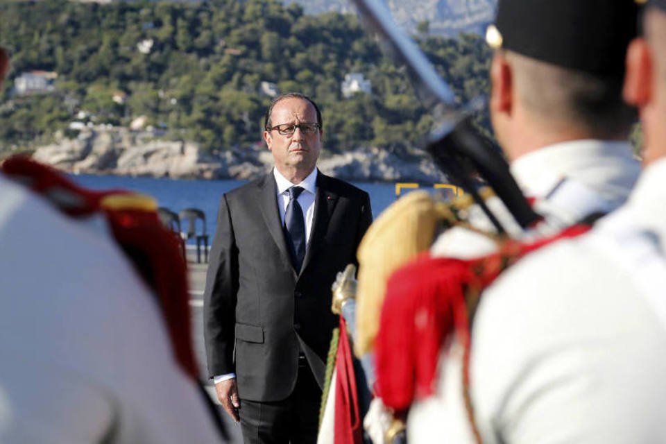 Hollande pede que Rússia respeite o território ucraniano