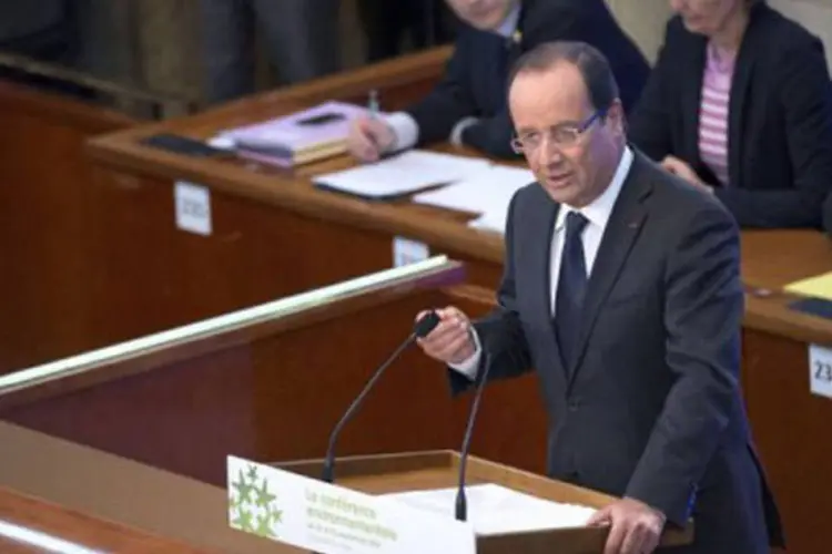 O presidente francês, François Hollande, discursa em Paris: ele anunciou "a reconversão do local e a preservação de todos os empregos" (Miguel Medina/AFP)