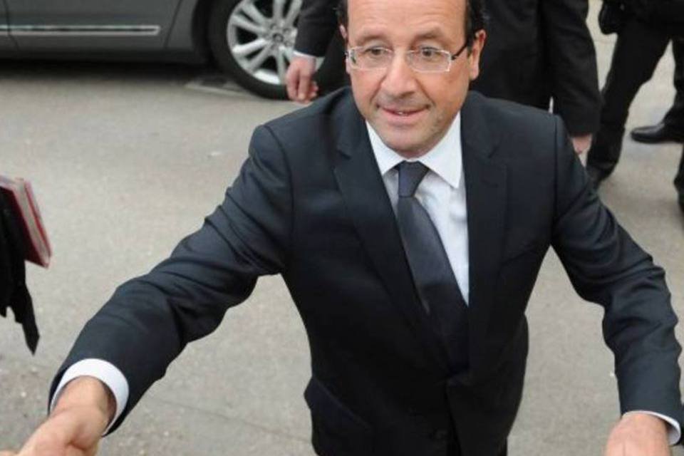 Hollande, que disse que buscaria renegociar um pacto fiscal da União Europeia, derrotou o candidato conservador Nicolas Sarkozy no segundo turno da eleição (Antoine Antoniol/Getty Images)