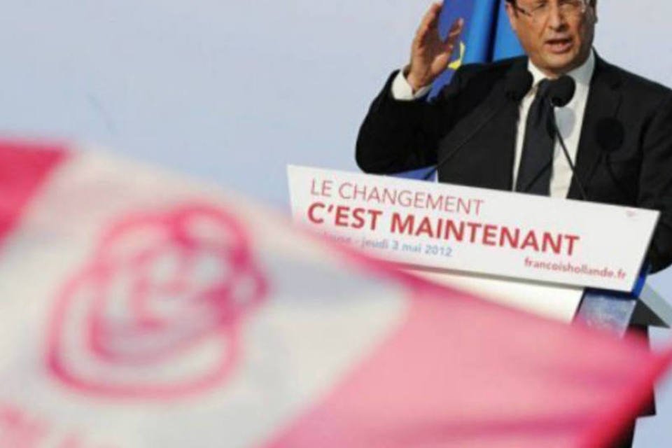 As intenções de voto a favor de Hollande caíram dois pontos, a 53%, enquanto Sarkozy alcançou 47%, segundo uma pesquisa do instituto Harris Interactive (Eric Cabanis/AFP)