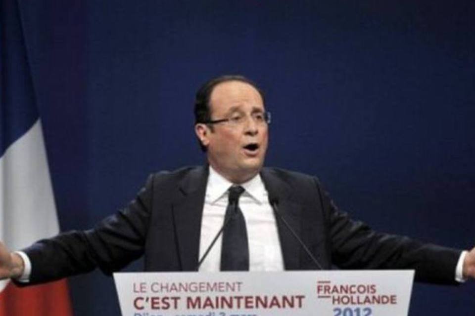 Hollande termina campanha à frente de Sarkozy