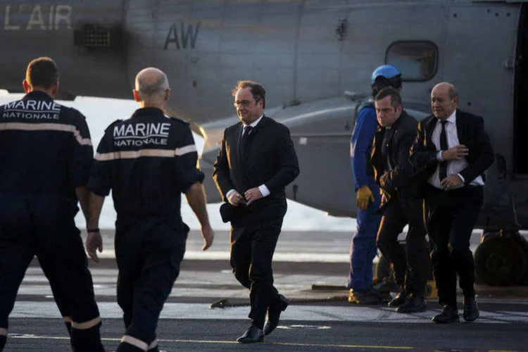 
	O presidente da Fran&ccedil;a, Fran&ccedil;ois Hollande, no porta-avi&otilde;es Charles de Gaulle, no litoral da S&iacute;ria: Hollande assistir&aacute; uma miss&atilde;o noturna de ca&ccedil;as Rafale
 (Philippe de Poulpiquet/Pool/Reuters)