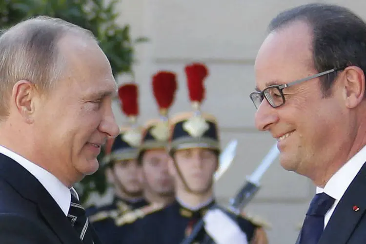 
	Presidente da Fran&ccedil;a, Fran&ccedil;ois Hollande, recebe o presidente da R&uacute;ssia, Vladimir Putin, no p&aacute;tio da sede da presid&ecirc;ncia francesa
 (REUTERS/Regis Duvignau)