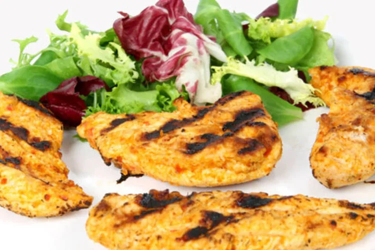 Frango grelhado com salada (Stock Xchnge)