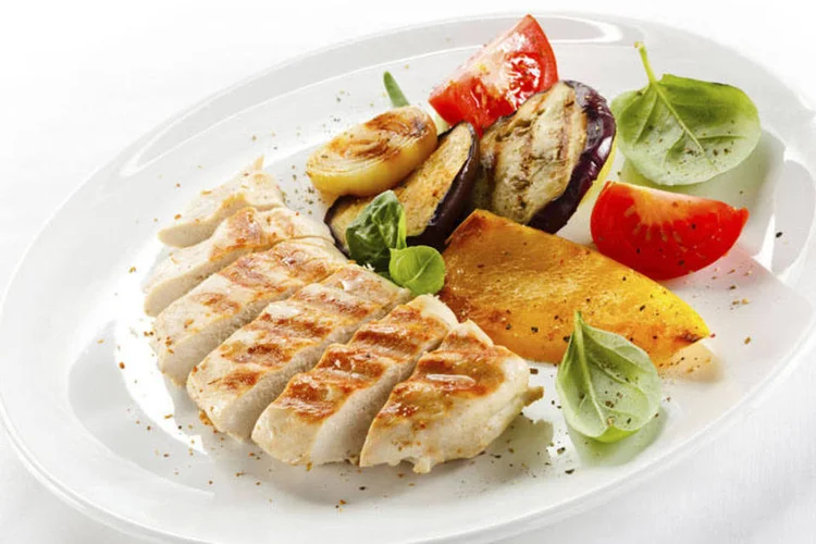 Proteínas, como carne de frango, estão na dieta desde o começo, mas os vegetais são reinseridos no programa aos poucos (Thinkstock)