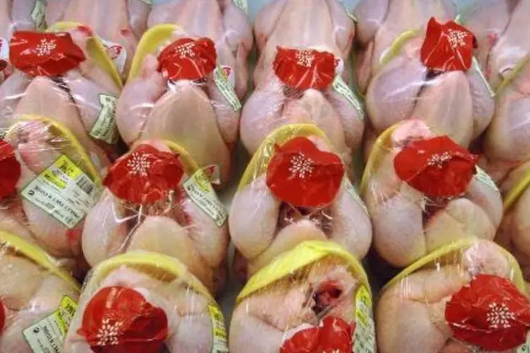 
	Frangos embalados: por outro lado, a produ&ccedil;&atilde;o de carne de frango no pa&iacute;s este ano dever&aacute; cair para 13 milh&otilde;es de toneladas
 (Mychele Daniau/AFP)