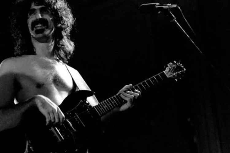 
	Frank Zappa: &quot;Neste mundo de estere&oacute;tipos b&aacute;sicos, d&ecirc; a um sujeito um nariz grande e um cabelo estranho e ele ser&aacute; capaz de tudo&quot;
 (Getty Images)