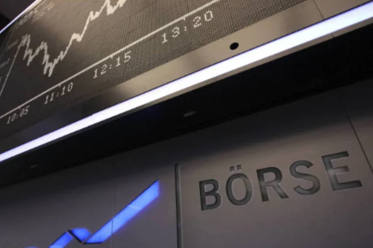 
	Bolsa de Frankfurt: o principal &iacute;ndice da Bolsa de Valores de Frankfurt, o DAX-30, abriu a sess&atilde;o desta sexta-feira com alta de 0,34%, aos 7.608 pontos
 (Ralph Orlowski/Getty Images)