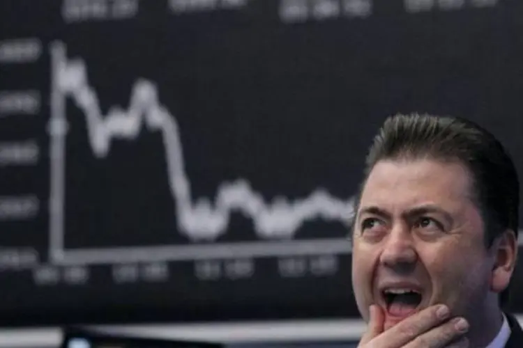
	Operador reage em frente &agrave; tela do &iacute;ndice DAX na bolsa de valores de Frankfurt: o &iacute;ndice encerrou o dia em queda de 0,47%, aos 8.635,29 pontos
 (Alex Domanski/Reuters)