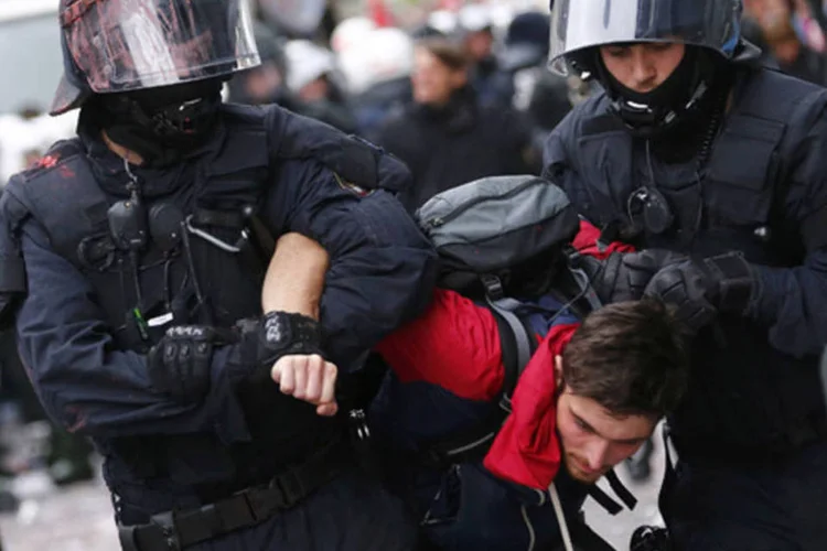 As forças de segurança justificaram a medida alegando que alguns deles tinham agredido vários policiais, e que para conseguir cercá-los recorreram a spray de pimenta e cassetetes ( REUTERS/Kai Pfaffenbach)