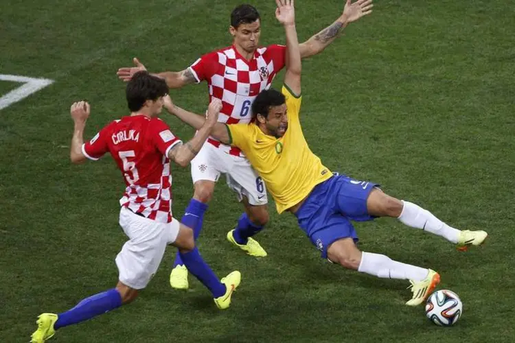 O atacante Fred em lance no jogo contra Croácia: penalidade foi convertida por Neymar (Paulo Whitaker/Reuters)