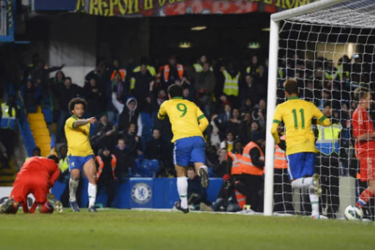 
	O jogador da Sele&ccedil;&atilde;o Brasileira de Futebol Fred (C) comemora gol contra R&uacute;ssia em amistoso 
 (REUTERS/ Paul Hackett)