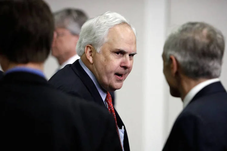 Após deixar o cargo de CEO em 2022, Smith continuou a servir como presidente executivo da FedEx (Chip Somodevilla/Getty Images)