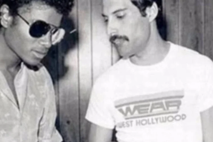 Brian May conseguiu a permissão para acessar o espólio de Michael Jackson e vem trabalhando no material desde então. Essas gravações foram feitas na casa de Michael, na Califórnia (Reprodução)