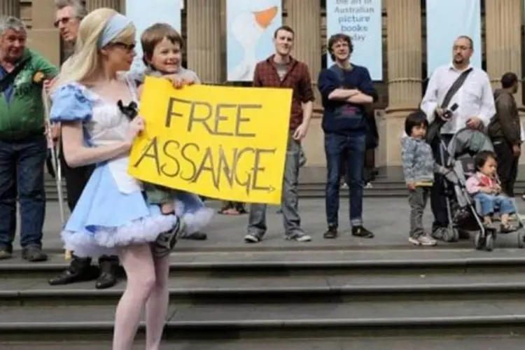 
	Protesto pela liberta&ccedil;&atilde;o de Julian Assange: fundador do WikiLeaks est&aacute; sob asilo pol&iacute;tico no Equador
 (William West/AFP)