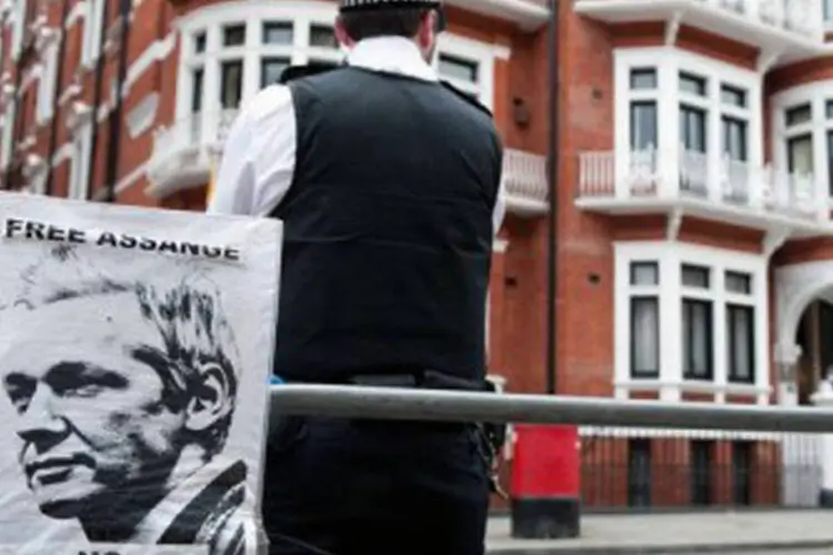 Policiais britânicos em frente à embaixada do Equador em Londres: a Assembleia do Equador condenou as ameaças do Reino Unido de invadir a embaixada (Will Oliver/AFP)
