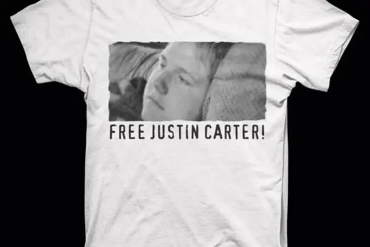 Os pais de Justin Carter vendem camisetas como esta para angariar fundos para pagar a fiança (Reprodução)