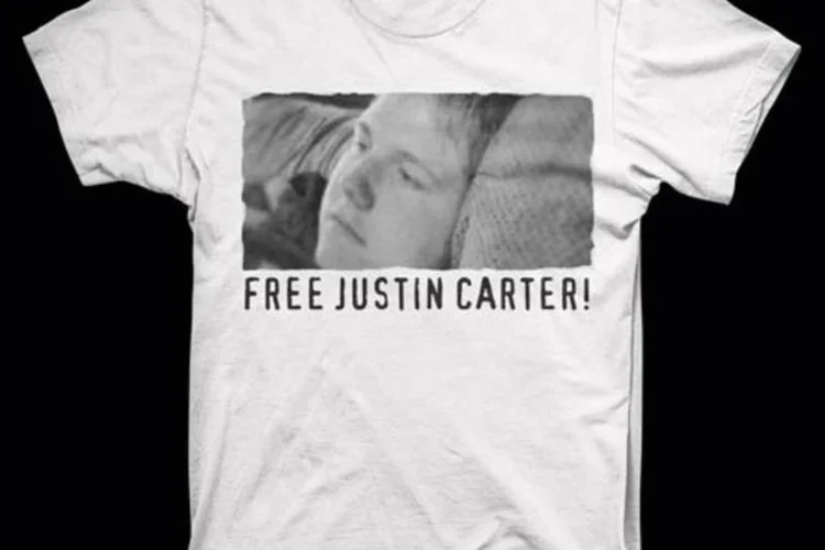 Os pais de Justin Carter vendem camisetas como esta para angariar fundos para pagar a fiança (Reprodução)