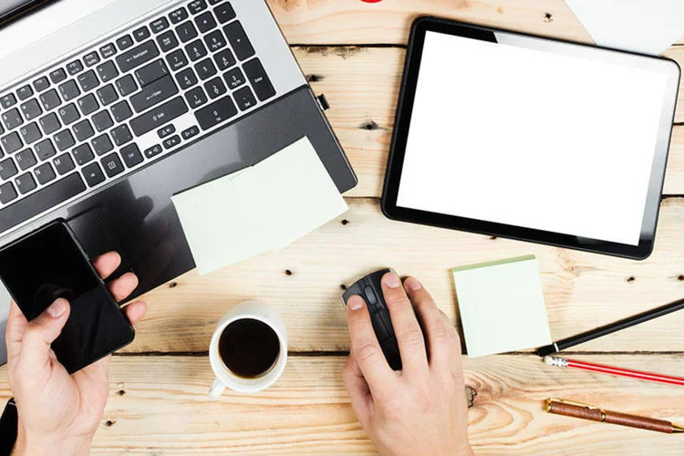 Pessoa trabalhando com freelancer (Maximkostenko/Thinkstock)