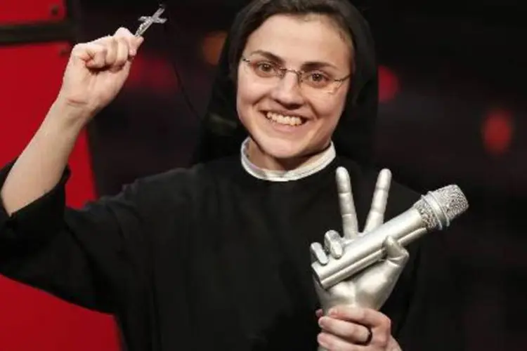 A freira Cristina Scuccia comemora vitória da versão italiana do programa "The Voice", em 5 de junho de 2014, em Milão (Marco Bertorello/AFP)