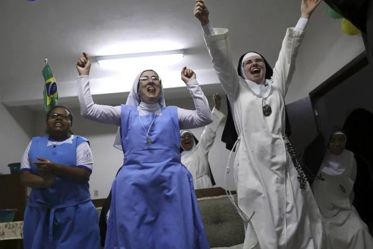 Freiras comemoram classificação do Brasil (Nacho Doce/Reuters)