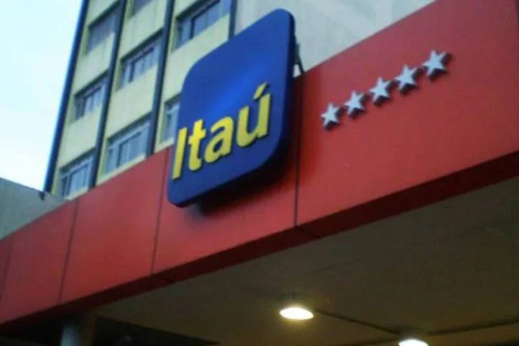 Frente de um Banco Itaú: a carteira total de consignado do BMG é de pouco mais de 25 bilhões de reais, enquanto a do Itaú soma aproximadamente 10 bilhões de reais (Pedro Zambarda/EXAME.com)
