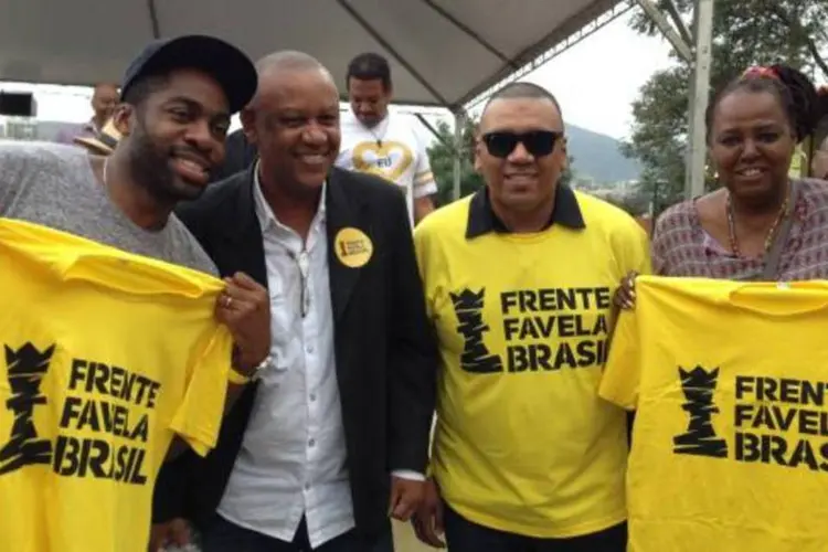 O ator Lázaro Ramos e os ativistas Celso Athayde, Preto Zezé (da dir. para esq.) e Eliana Custódio durante o lançamento do Frente Favela Brasil, no Morro da Providência (Akemi Nitahara/Agência Brasil)