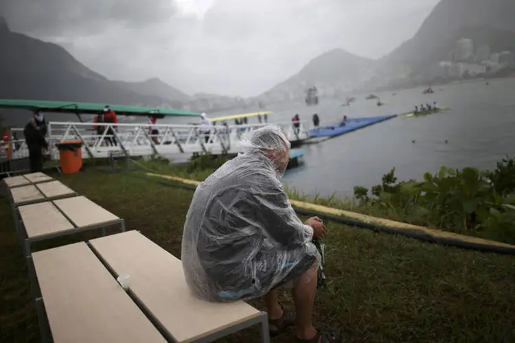 
	Frente fria: em fun&ccedil;&atilde;o dos ventos, as provas de remo da Olimp&iacute;ada, na Lagoa Rodrigo de Freitas, est&atilde;o momentaneamente suspensas
 (REUTERS/Carlos Barria)