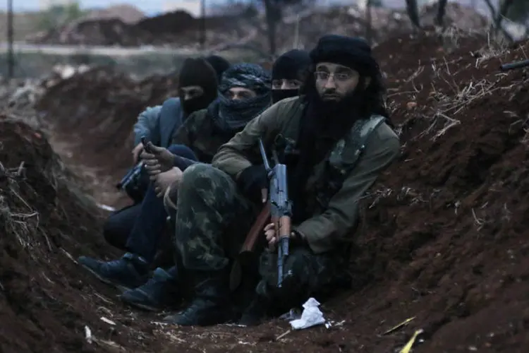 
	Combatentes da Frente Al Nusra: as duas explos&otilde;es e os enfrentamentos terminaram com a morte dos tr&ecirc;s atacantes da Frente al Nusra, de dois seguran&ccedil;as e um acompanhante do oficial
 (Reuters)
