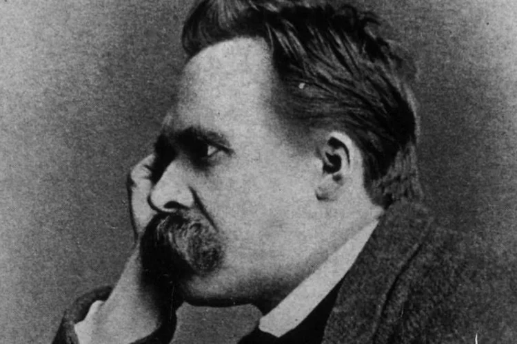 
	Friedrich Nietzsche: &quot;Tenho visto a nu todos os homens, o maior e o menor. Parecem-se ainda demais uns com os outros: at&eacute; o maior era demasiado humano.&quot;
 (Hulton Archive/Getty Images)