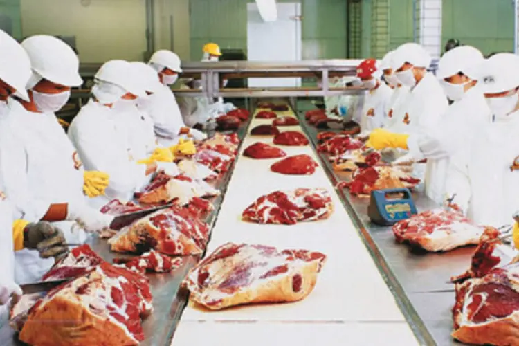 Frigorífico: ministério também confirmou que a Coreia do Sul reverteu uma proibição às importações de carne de frango da brasileira BRF (Divulgação/Divulgação)