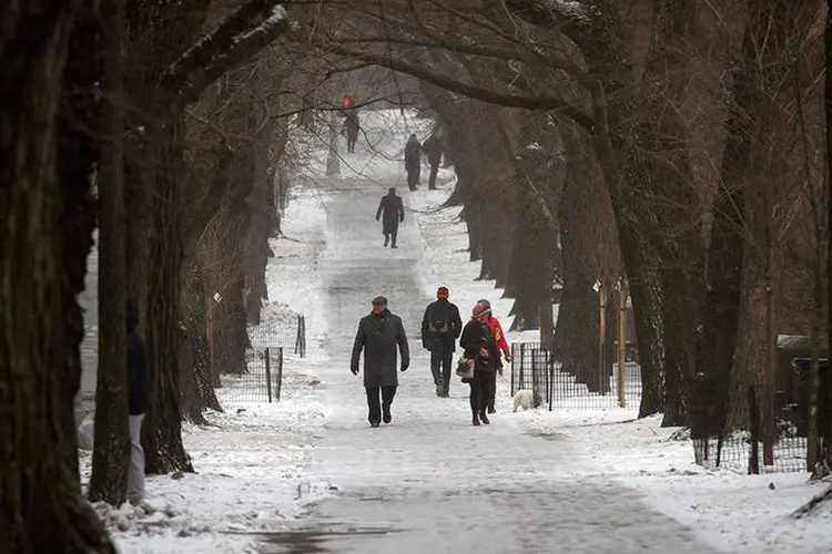 
	Pessoas andam no Central Park sob neve: a tempestade de neve tem ventos muito fortes e provoca intensa queda de temperatura
 (REUTERS/Carlo Allegri)