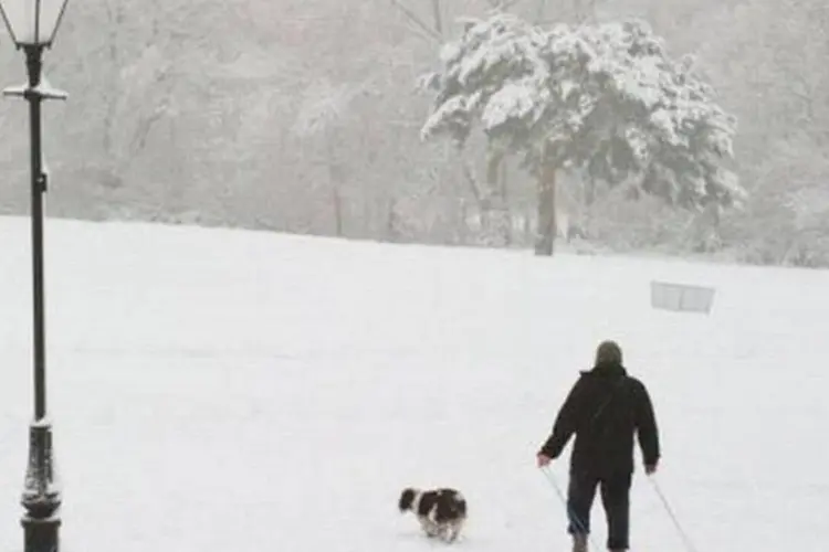 
	Neve em Londres: previs&atilde;o para este fim de semana &eacute; que o tempo ruim continue, com baixas temperaturas, geada e mais neve
 (Leon Neal/AFP)