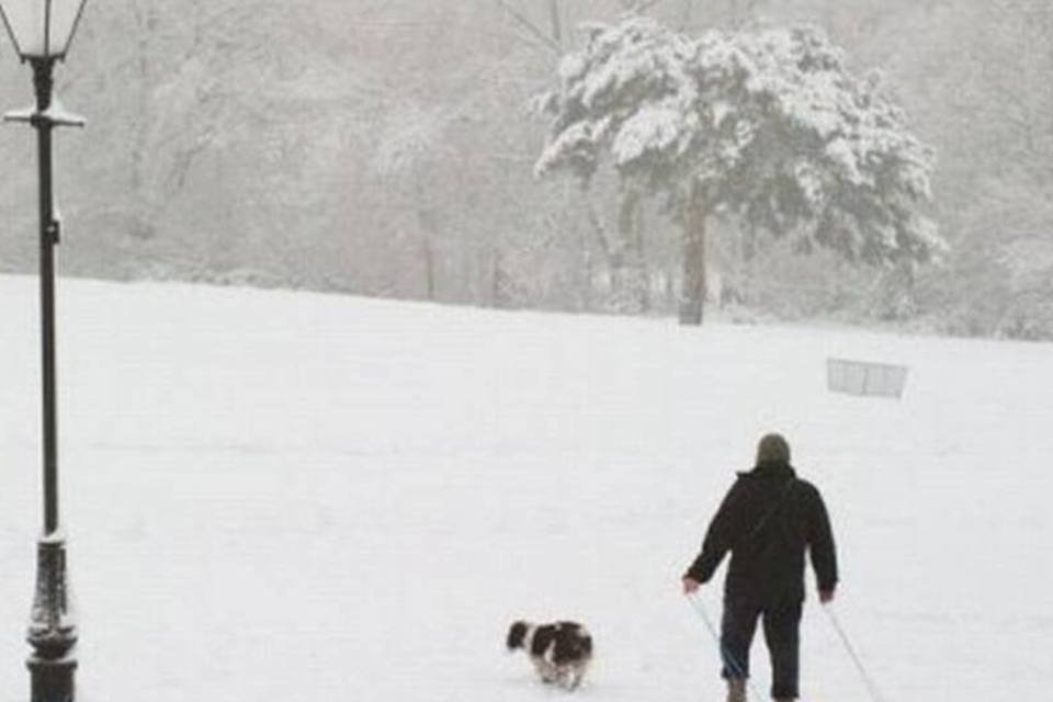 Neve provoca cancelamento de mais de 400 voos em Londres