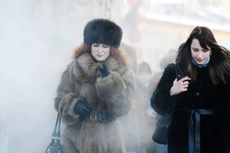 
	Jovens enfrentam a onda de frio na capital russa: as temperaturas atingiram os -30&deg; na regi&atilde;o de Moscou
 (Natalia Kolesnikova/AFP)