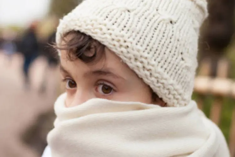 Criança com frio: no Rio Grande do Sul, a geada permanece hoje em vários municípios. (GettyImages)