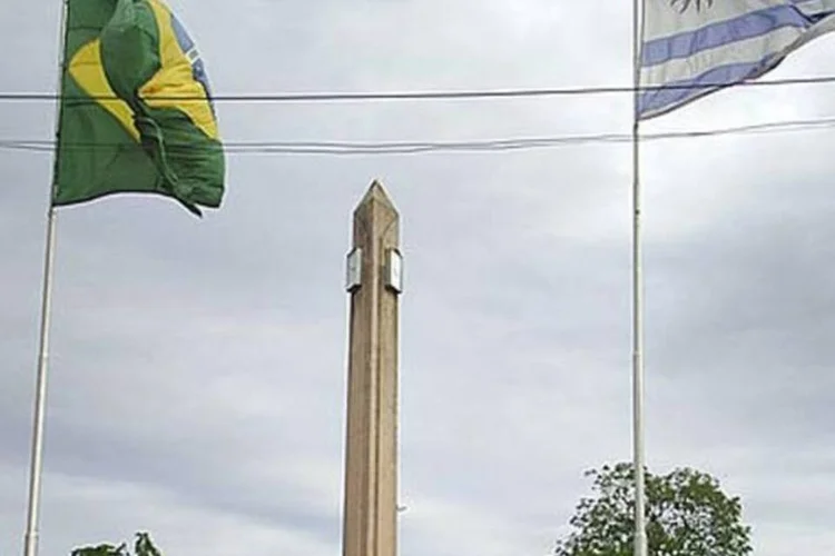 
	Fronteira entre Brasil e Uruguai: em maio ser&aacute; lan&ccedil;ada outra grande opera&ccedil;&atilde;o militar que procura cobrir os 16 mil quil&ocirc;metros de fronteira brasileira para reprimir crimes e garantir a seguran&ccedil;a durante a Copa das Confedera&ccedil;&otilde;es.
 (Wikimedia Commons)
