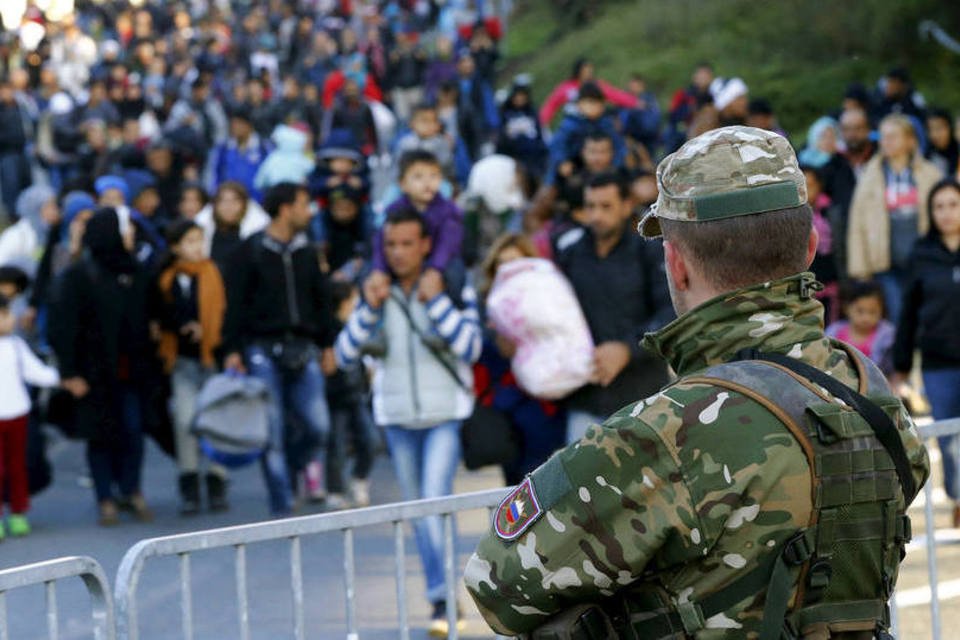 Países da rota balcânica reforçam controle de refugiados
